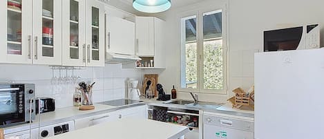 冷蔵庫、電子レンジ、食器洗い機、コーヒー / ティーメーカー