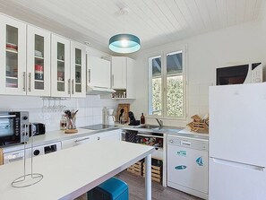 Kylskåp, mikrovågsugn, diskmaskin och kaffe- och tebryggare