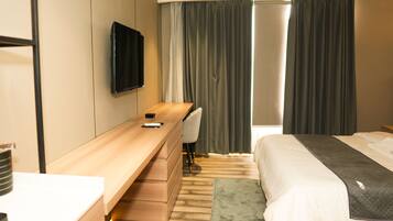 Rom – deluxe, byutsikt | Safe på rommet, blendingsgardiner, lydisolert og wi-fi (inkludert)