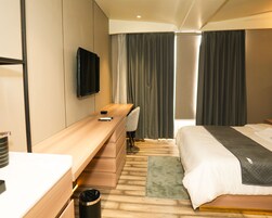 Deluxe Room, City View | In-room safe, blackout drapes, soundproofing, free WiFi