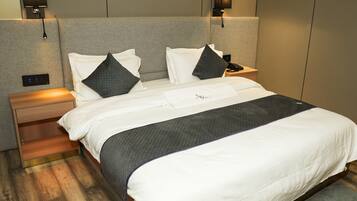 Deluxe Room, City View | In-room safe, blackout drapes, soundproofing, free WiFi