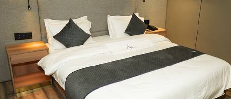 Deluxe Room, City View | In-room safe, blackout drapes, soundproofing, free WiFi