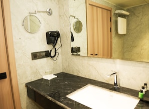 Deluxe Room, City View | Bathroom | Free toiletries, slippers, towels, soap