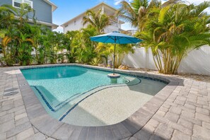 A heated pool - Pelican Place by Beach Boutique Rentals (Anna Maria)