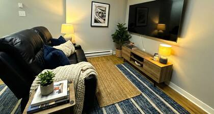 Historic Apt: King Bed & Workspace