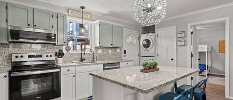 Réfrigérateur, four à micro-ondes, un four, surface de cuisson