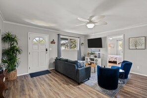 4 bedrooms, desk, travel cot, WiFi - 4bdrm OKI Gem - Steps to Beach with Poolside Oasis (Oak Island)