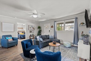 TV, offices - 4bdrm OKI Gem - Steps to Beach with Poolside Oasis (Oak Island)