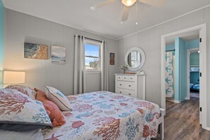 4 bedrooms, desk, travel cot, WiFi - 4bdrm OKI Gem - Steps to Beach with Poolside Oasis (Oak Island)