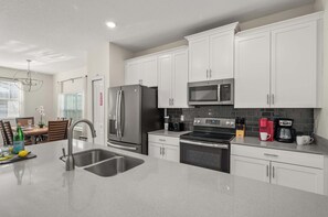 Fridge, microwave, oven, stovetop - Family townhouse w/ pool & water park access (Davenport)