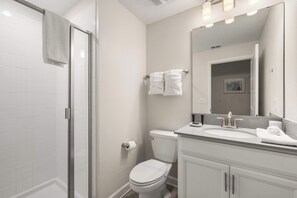 Douche, sèche-cheveux, serviettes fournies