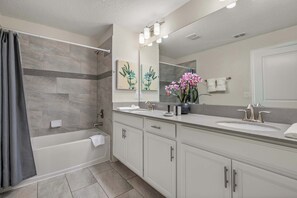 Shower, hair dryer, towels - Family townhouse w/ pool & water park access (Davenport)
