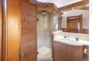 Shower, hair dryer, towels - Casa Lavinores, quiet and comfortable (Cortina d´Ampezzo)