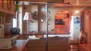 Une cuisine chaleureuse avec des meubles en bois, une table à manger et un coin bar.
