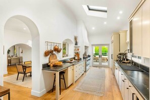 Fridge, microwave, oven, stovetop - An Inviting Sonoma Valley Retreat with Vineyard Views (Sonoma)