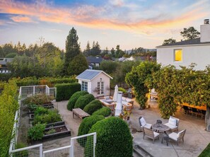 Outdoor dining - An Inviting Sonoma Valley Retreat with Vineyard Views (Sonoma)