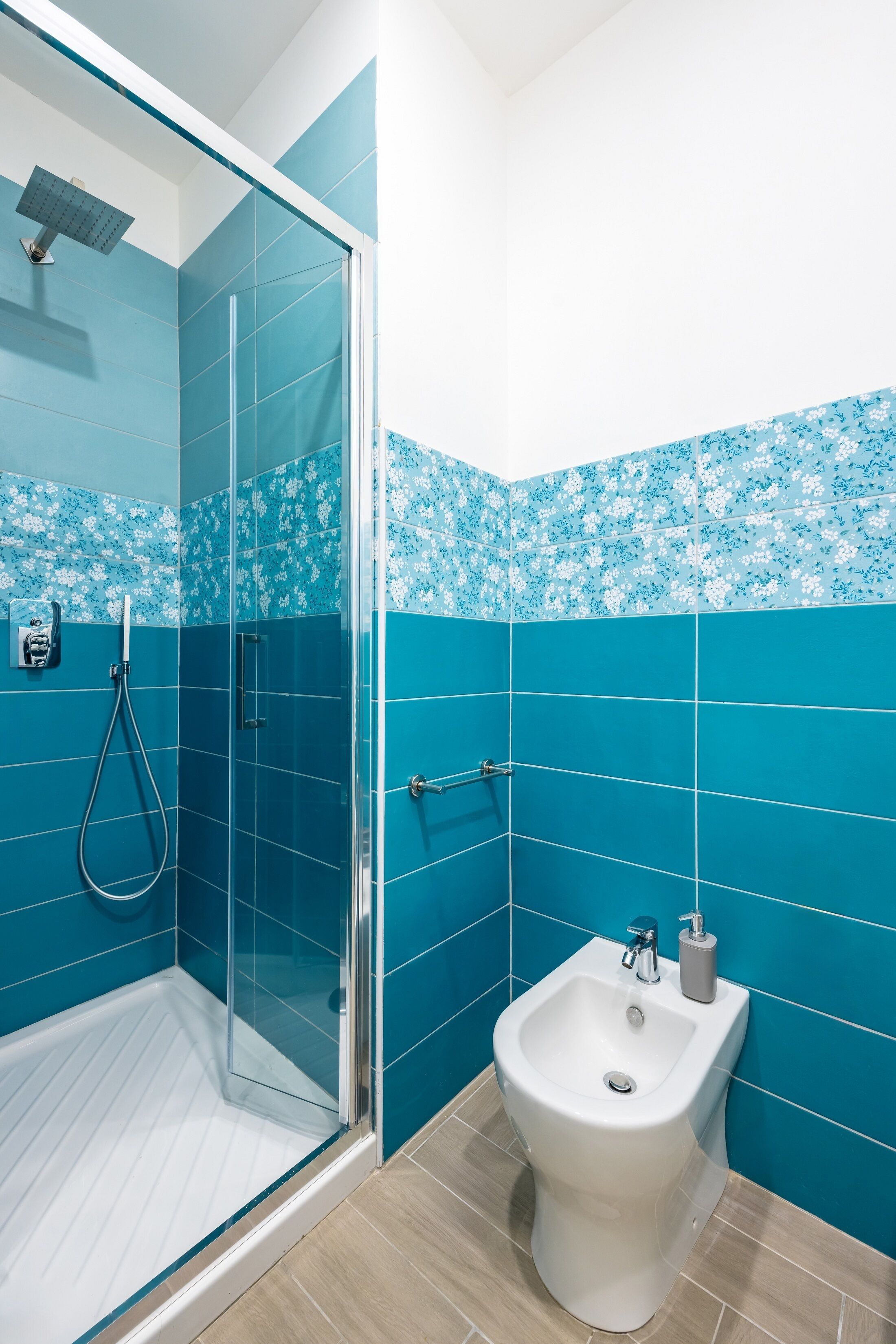 بديكورات فريدة لكل غرفة وطراز فريد لكل وحدة ومكتب ومكواة/لوح كي