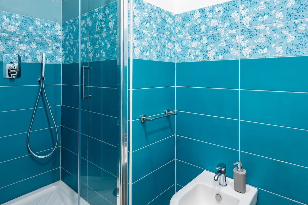 بديكورات فريدة لكل غرفة وطراز فريد لكل وحدة ومكتب ومكواة/لوح كي