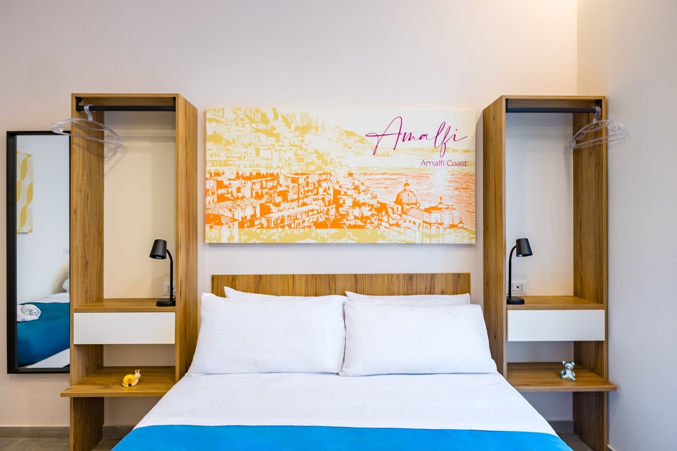 بديكورات فريدة لكل غرفة وطراز فريد لكل وحدة ومكتب ومكواة/لوح كي