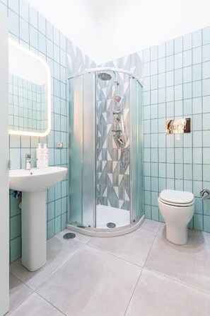 غرفة كلاسيكية ثلاثية | مكتب ومساحة عمل للكمبيوتر المحمول ومكواة/لوح كي وواي فاي مجانًا