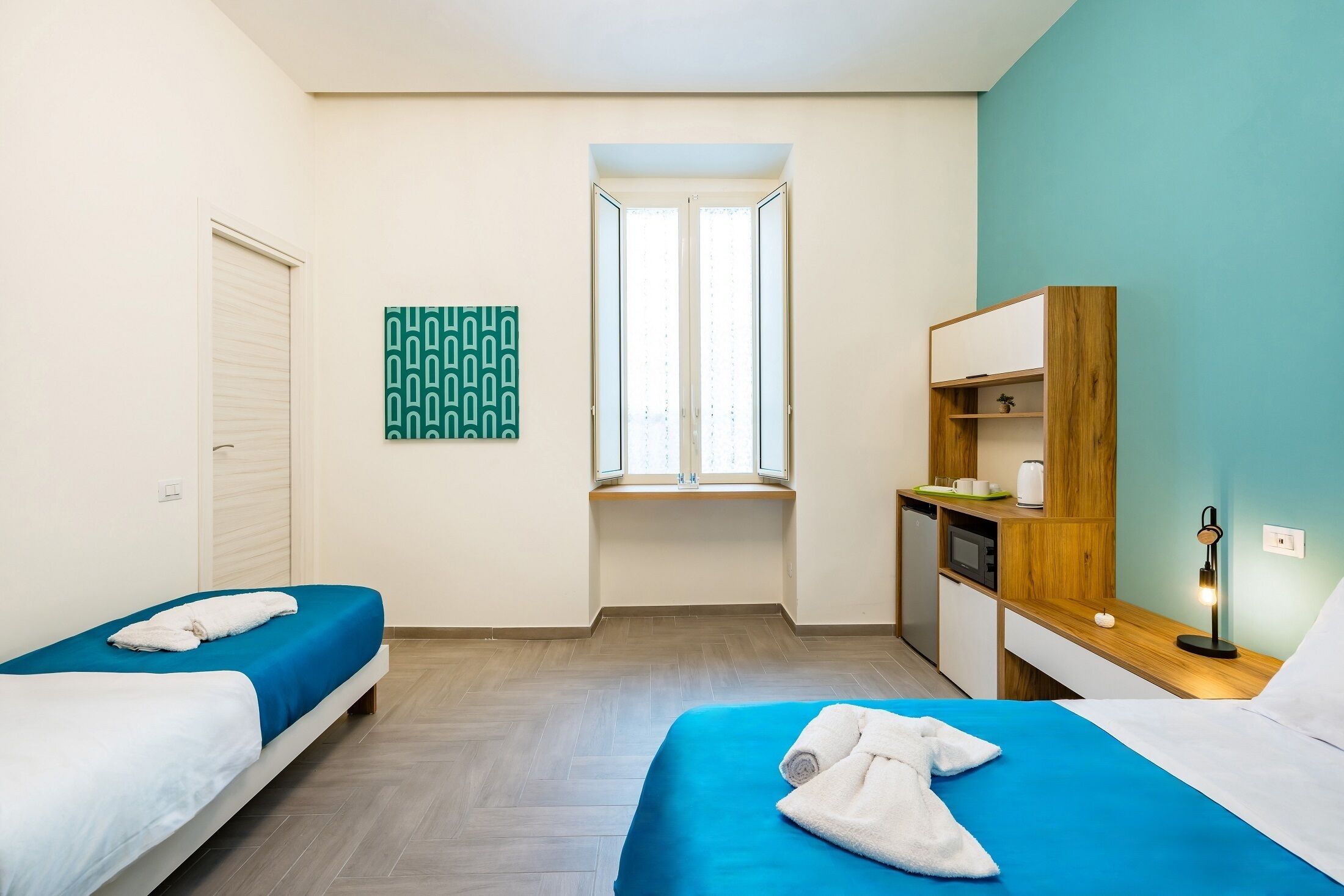 بديكورات فريدة لكل غرفة وطراز فريد لكل وحدة ومكتب ومكواة/لوح كي