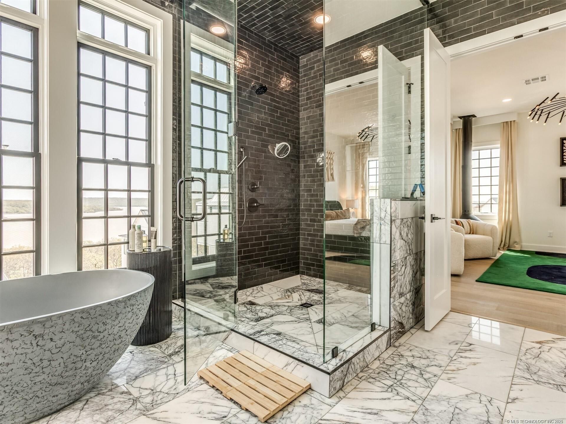 Douche, séchoir à cheveux, serviettes fournies