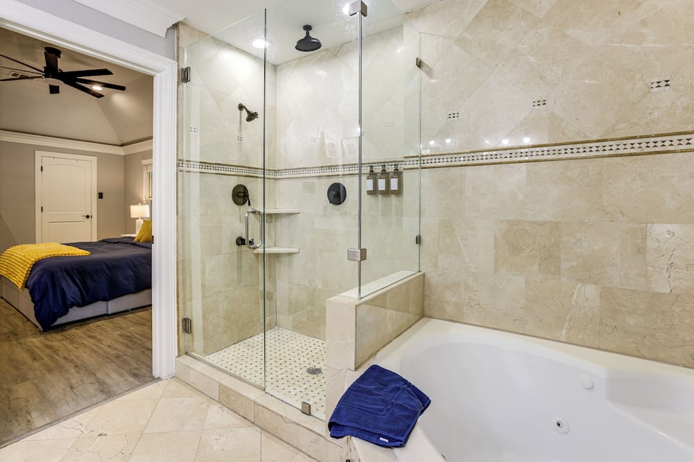 Heated Pool, Hot Tub, Game Room: Houston Group Gem - Rayford, TX