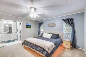 Interior - Work, Explore & Unwind: Convenient San Antonio Gem (San Antonio)