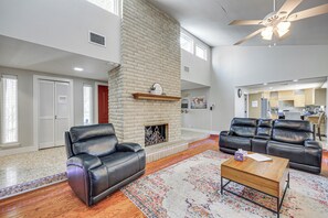 Interior - Work, Explore & Unwind: Convenient San Antonio Gem (San Antonio)