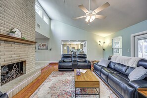 Interior - Work, Explore & Unwind: Convenient San Antonio Gem (San Antonio)