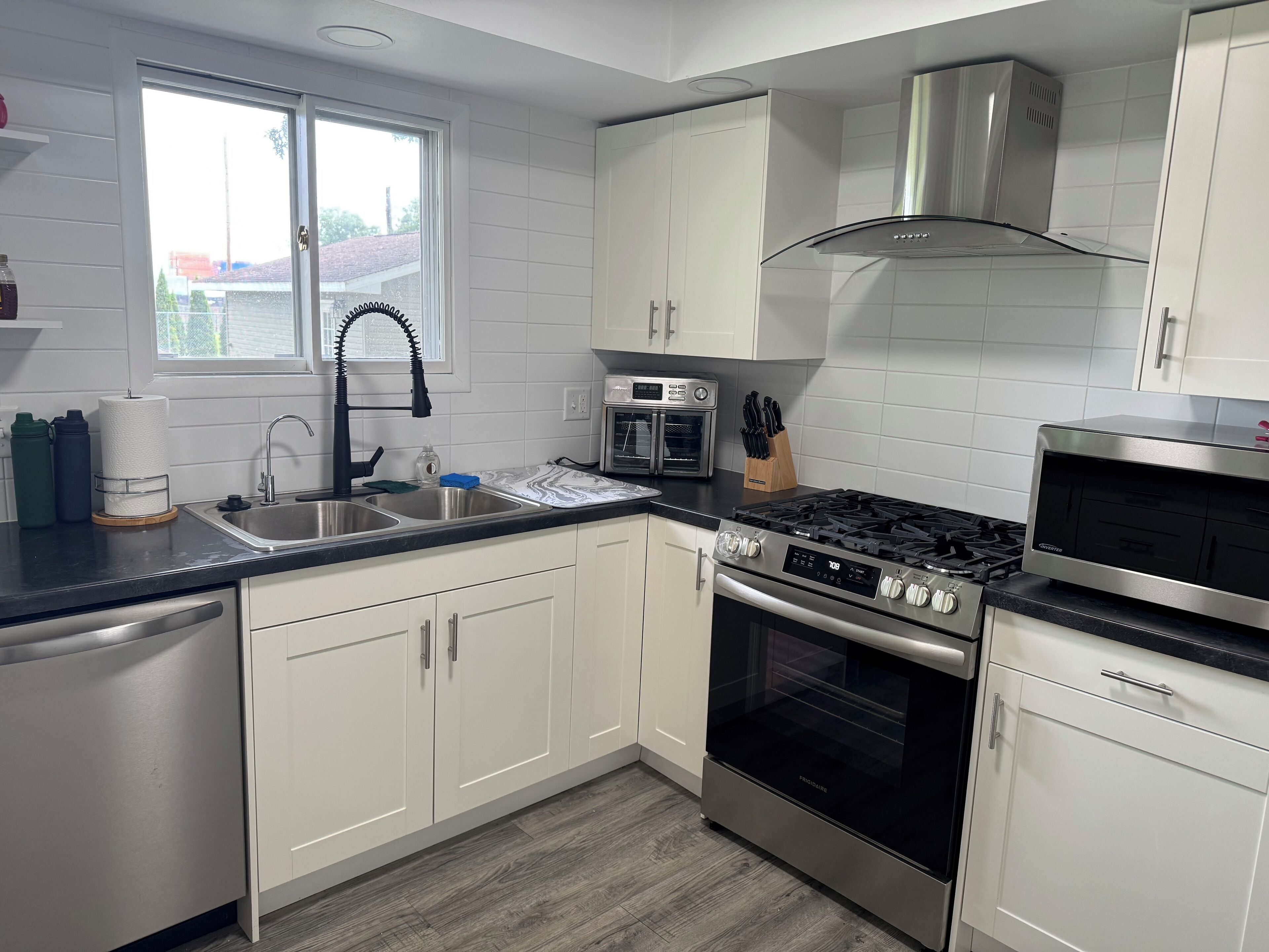 Réfrigérateur, micro-ondes, plaque de cuisson, lave-vaisselle