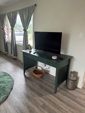 Interior - Close to Notre Dame Family And Pet Friendly  house Heat AC  

Located in Elkhart (Elkhart)