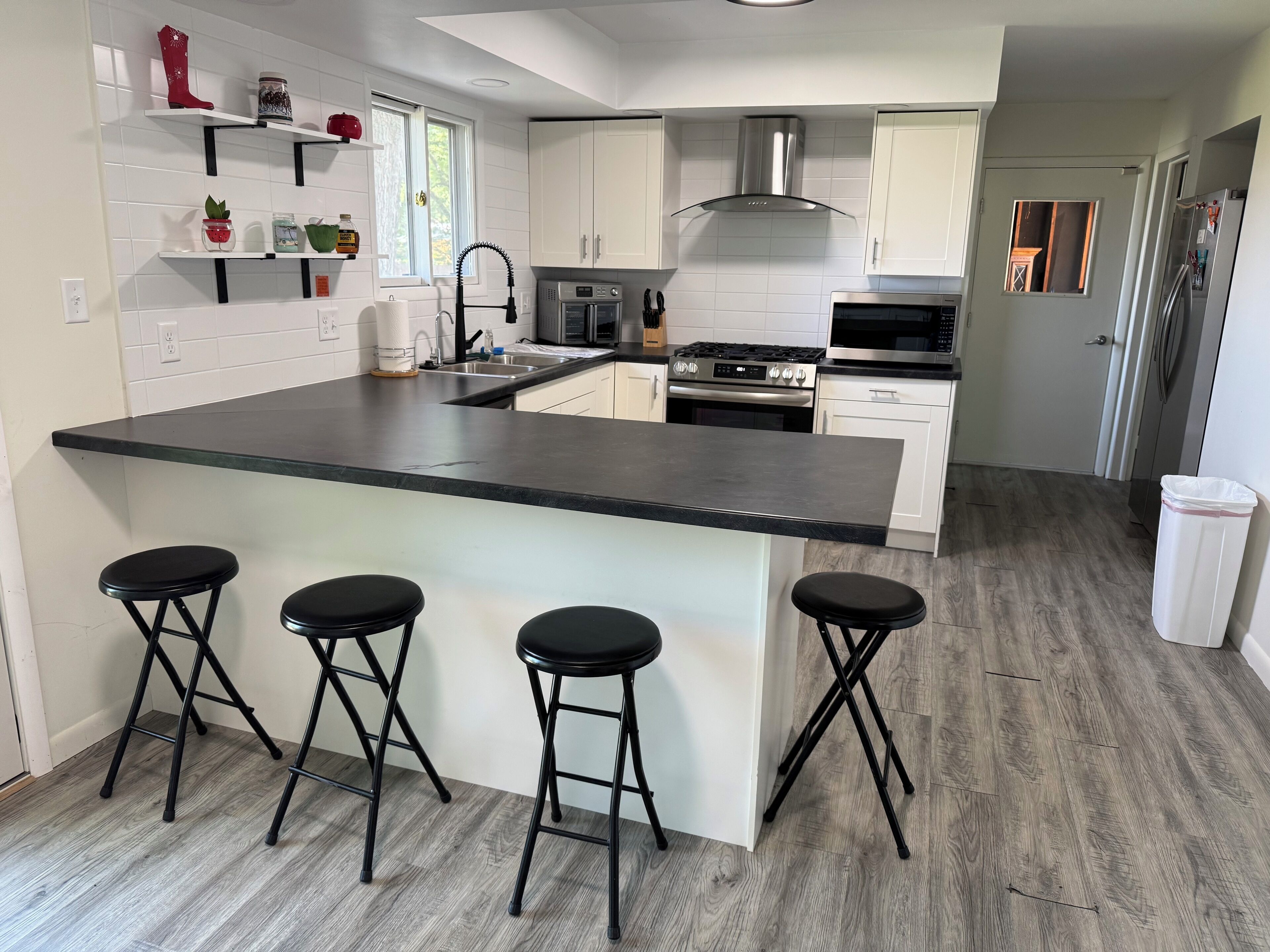 Fridge, microwave, stovetop, dishwasher