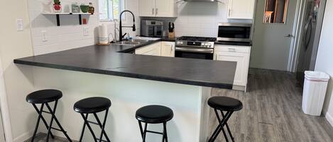 Refrigerador, microondas, parrilla de estufa y lavavajillas