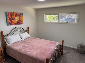 4 bedrooms, desk, free WiFi, bed sheets - Close to Notre Dame Family And Pet Friendly  house Heat AC  

Located in Elkhart (Elkhart)