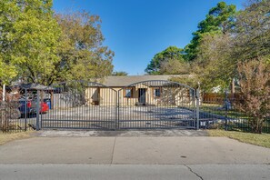 House (2 Bedrooms) | Interior - 4 Mi to Southlake Town Sq: Peaceful Gated Retreat! (Southlake)