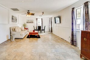 House (2 Bedrooms) | Interior - 4 Mi to Southlake Town Sq: Peaceful Gated Retreat! (Southlake)