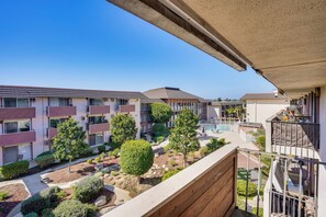 Interior - Steps to Csulb: Cozy Condo w/ Pool Access! (Long Beach)