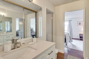 Interior - Steps to Csulb: Cozy Condo w/ Pool Access! (Long Beach)