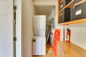 Interior - Ski, Hike & Fish! Beautiful Retreat Near Taos (Arroyo Seco)