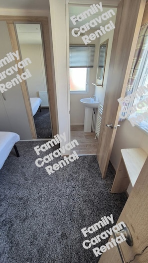 Mobile Home, 2 Bedrooms | 3 bedrooms - Family Caravan Rental 2 bed Caravan (Hastings)