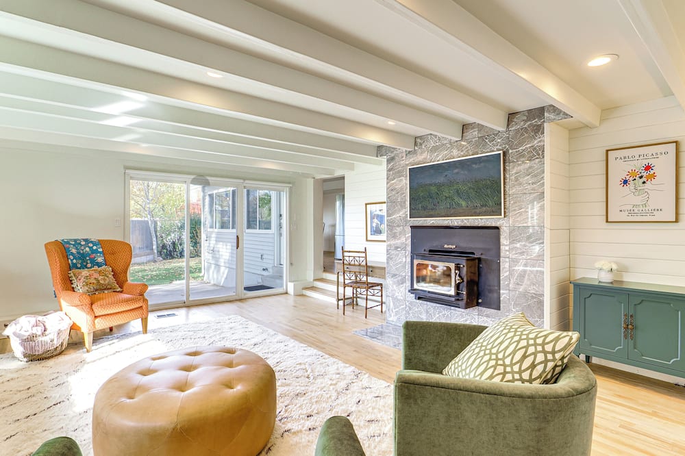 5 Mi to Hogle Zoo: Modern Retreat w/ Spacious Yard - Holladay, UT
