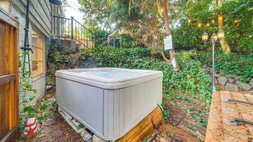 House (1 Bedroom) | Outdoor spa tub