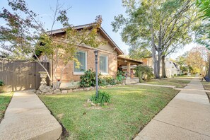 Interior - < 1 Mi to Dtwn Texarkana: Couple's Retreat w/ Yard (Texarkana)