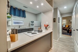 Interior - < 1 Mi to Dtwn Texarkana: Couple's Retreat w/ Yard (Texarkana)