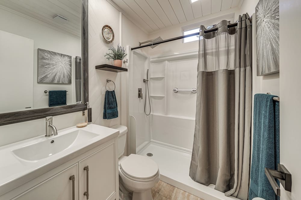 < 1 Mi to Dtwn Texarkana: Couple's Retreat w/ Yard - Hooks, TX