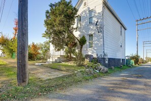 Interior - 5 Mi to the Jumonville Cross: Home w/ Fenced Yard (Uniontown)