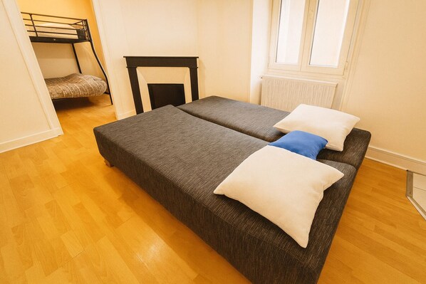 1 bedroom, bed sheets