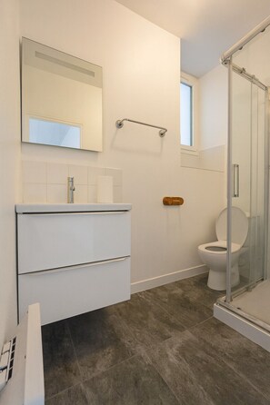 Shower, toilet paper - Apartment T2 ROND-POINT DE RENNE (Nantes)