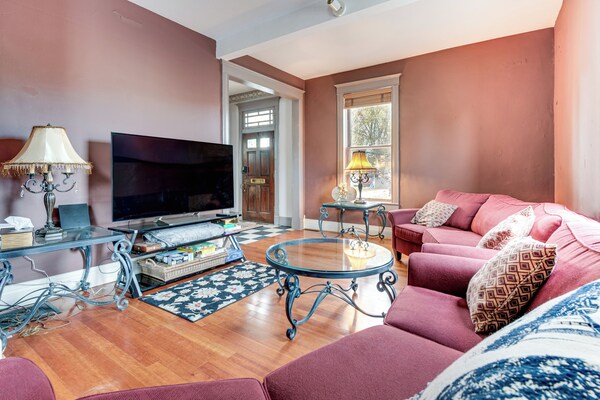 Pet Friendly: Route 66 Library Home! - Modesto, IL
